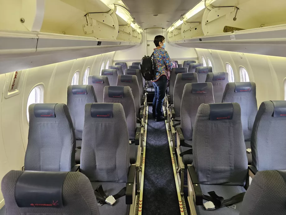 Інтер'єр, Dash 8-200