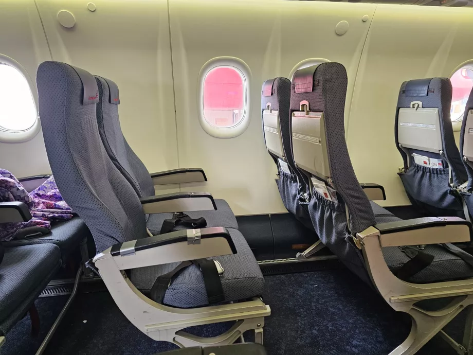 Інтер'єр, Dash 8-200