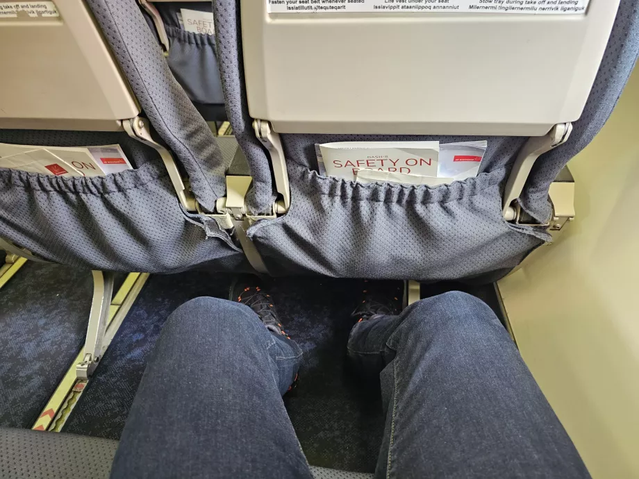 Простір для ніг в Dash 8-200