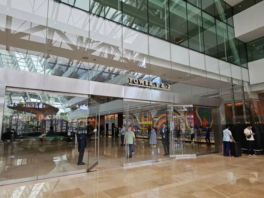 Вхід до головної приймальні