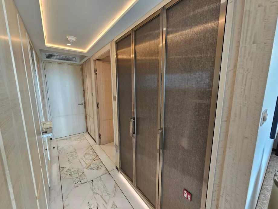 Передпокій в кімнаті та шафи для одягу