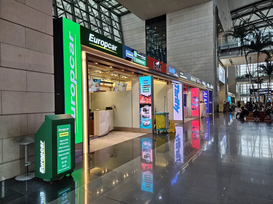 Стійки прокату автомобілів у залі прильоту