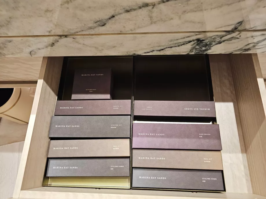 Туалетний набір у ванній кімнаті