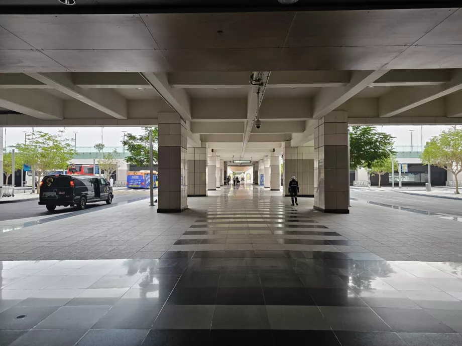 Як дістатися до автобусів громадського транспорту