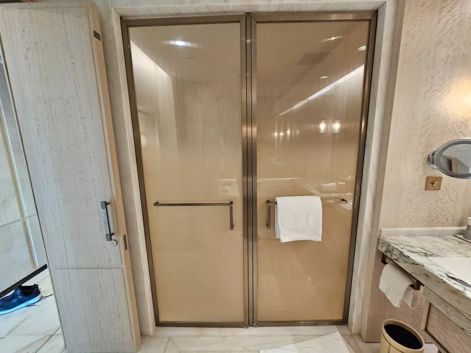 Душ і туалет