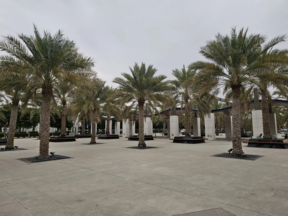 Парковка перед аеропортом