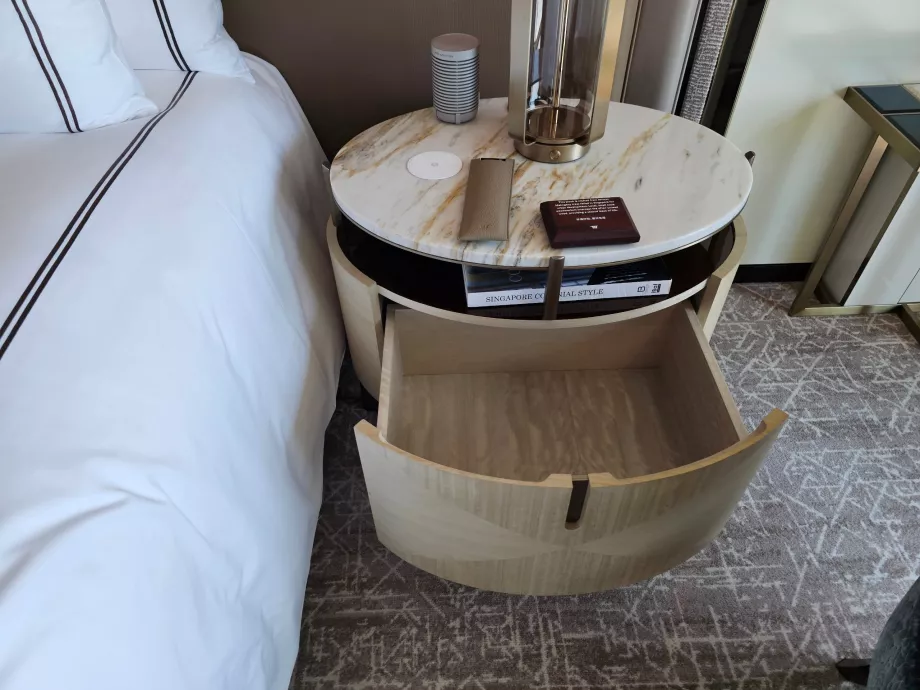 Приліжкова тумбочка