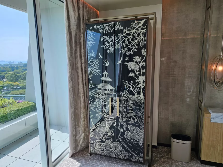 Шафа для одягу з міні-баром