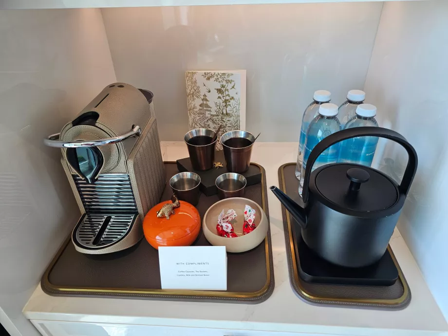 Кавоварка та чайник