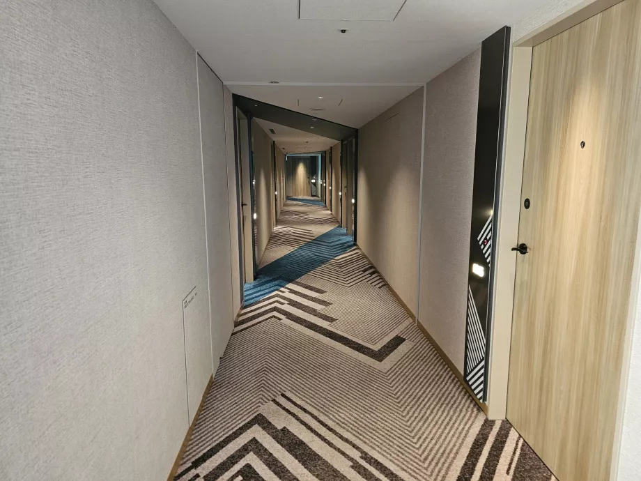 Коридор з кімнатами