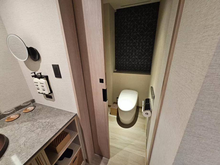 Туалет відокремлений від решти ванної кімнати дверима