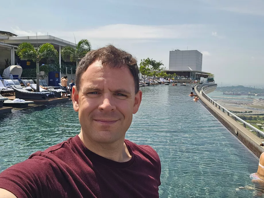 Нескінченний басейн у готелі Marina Bay Sands