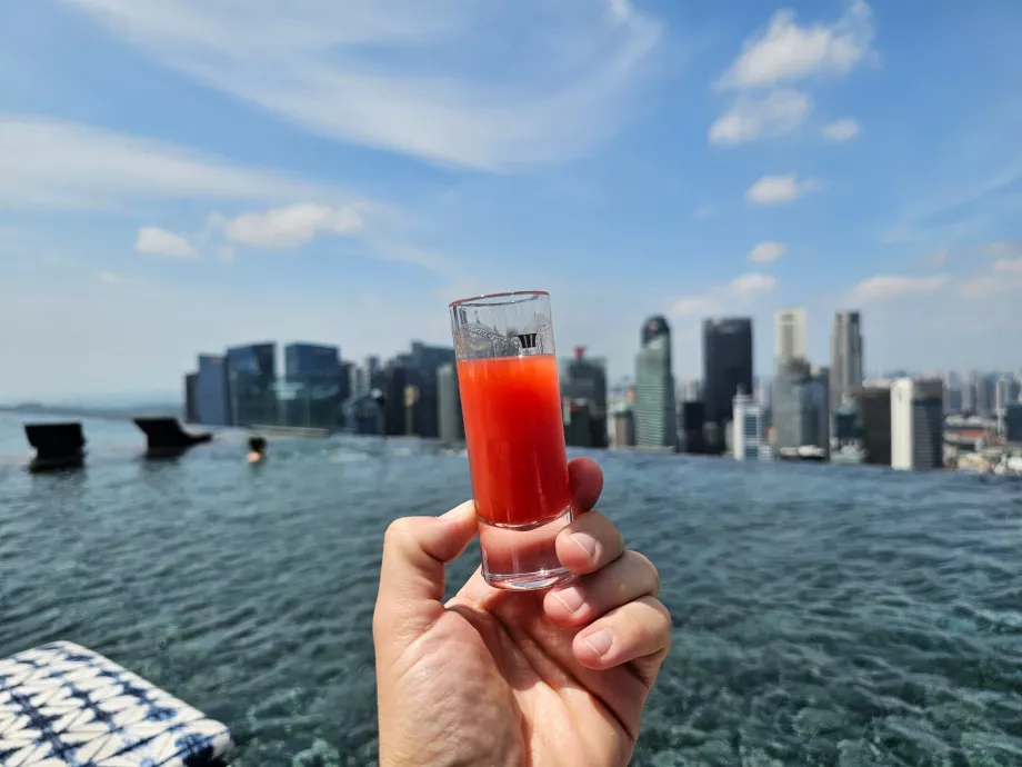 Безкоштовний напій біля басейну