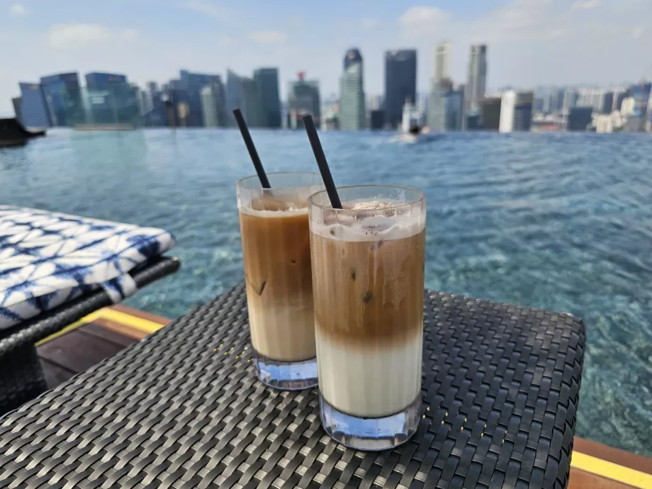 Кава біля басейну