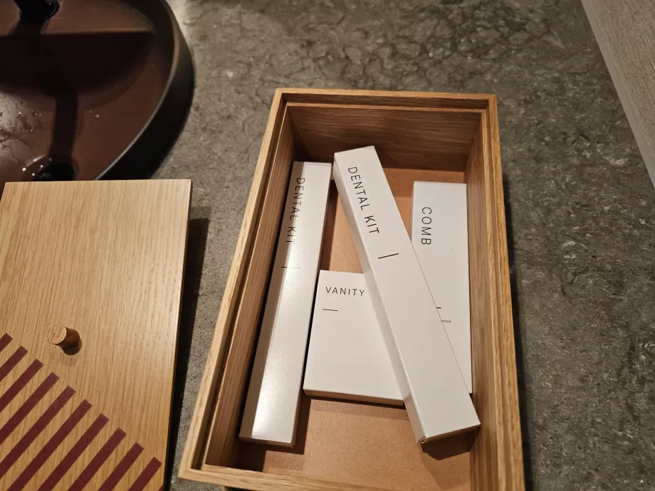 Туалетний набір у ванній кімнаті