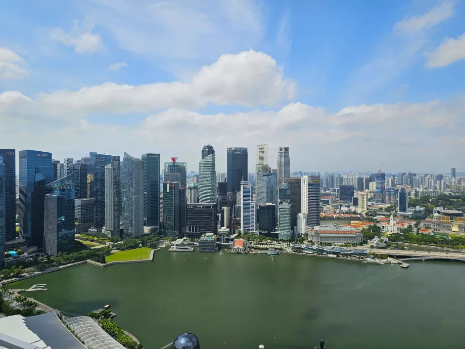 Вид з басейну на даху MBS