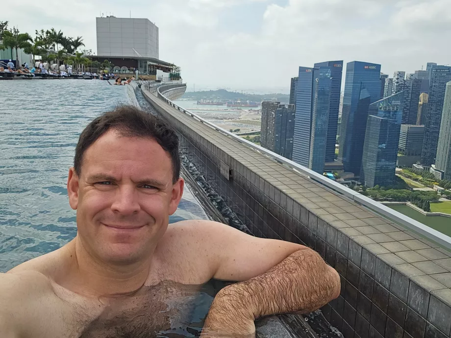 Я в басейні на даху готелю Marina Bay Sands