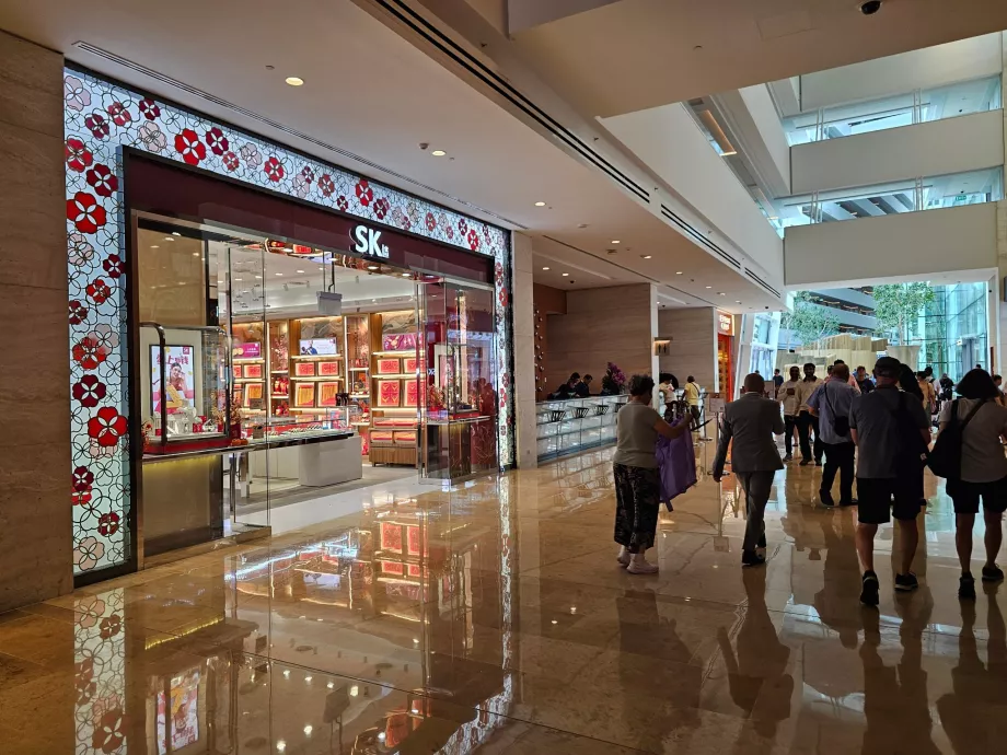 Магазини в холі готелю