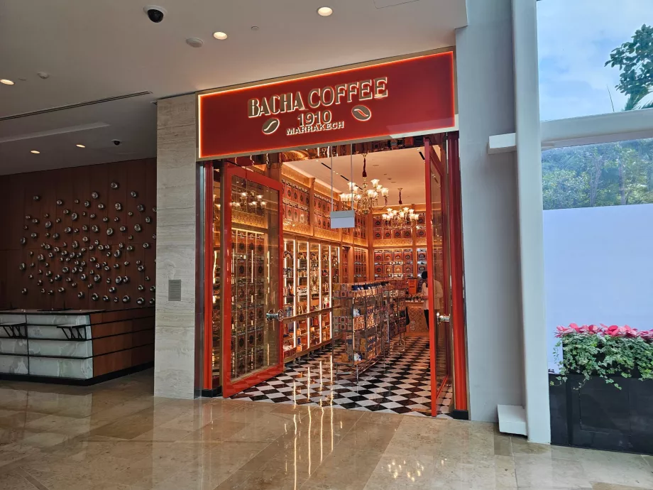 Магазини в холі готелю