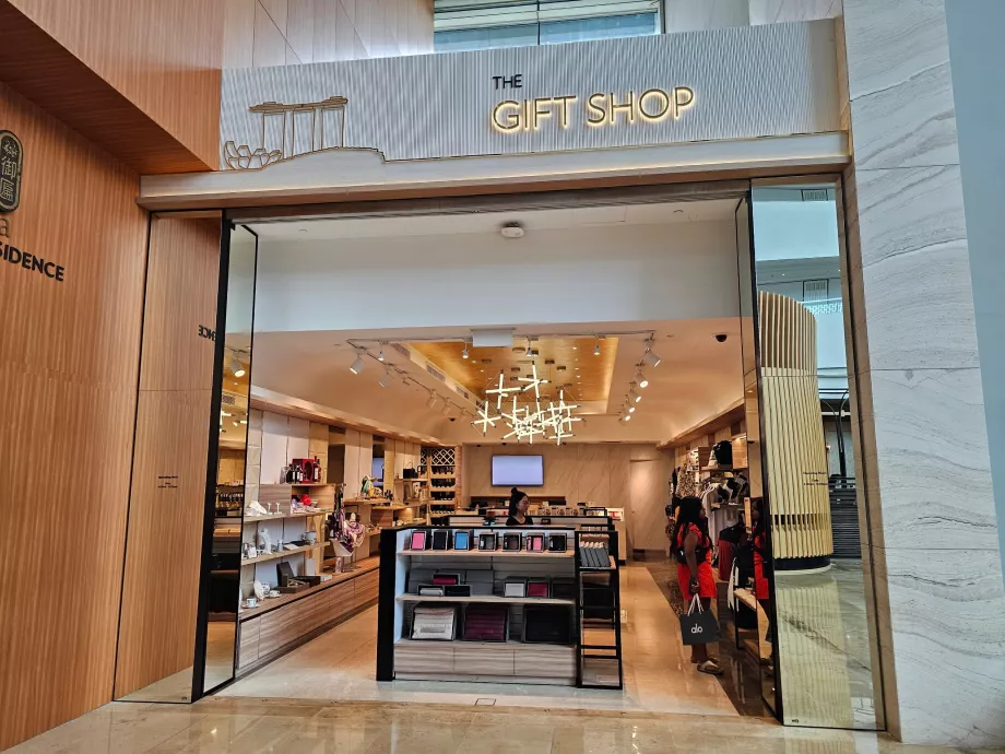 Магазини в холі готелю