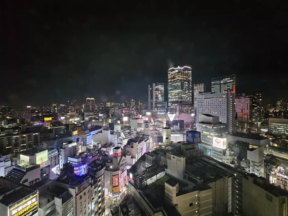 Вид з кімнати на 18 поверсі вночі