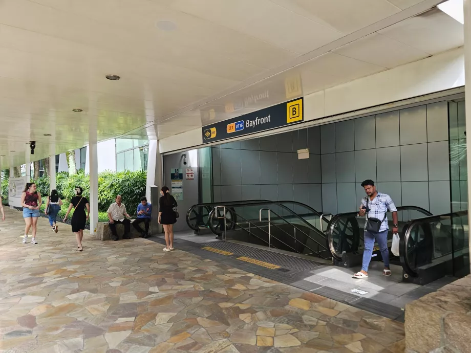 Станція метро Bayfront поруч з готелем