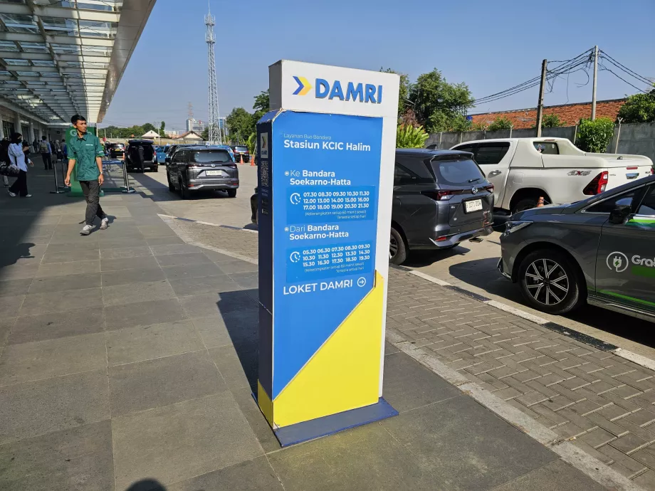 Розклад автобусів з аеропорту CGK до станції Халім