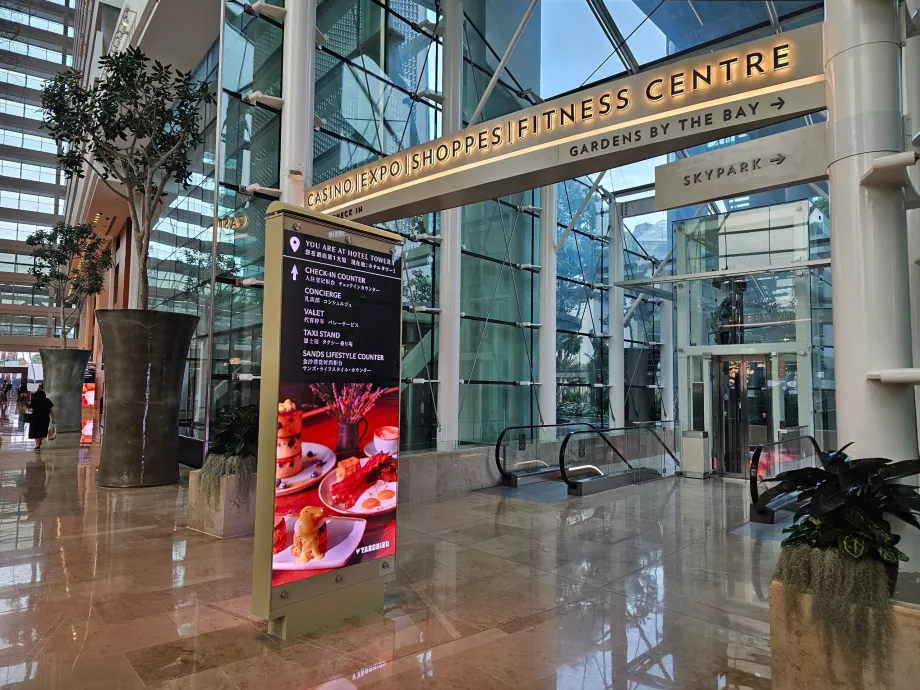 Вхід з готелю до торгового центру