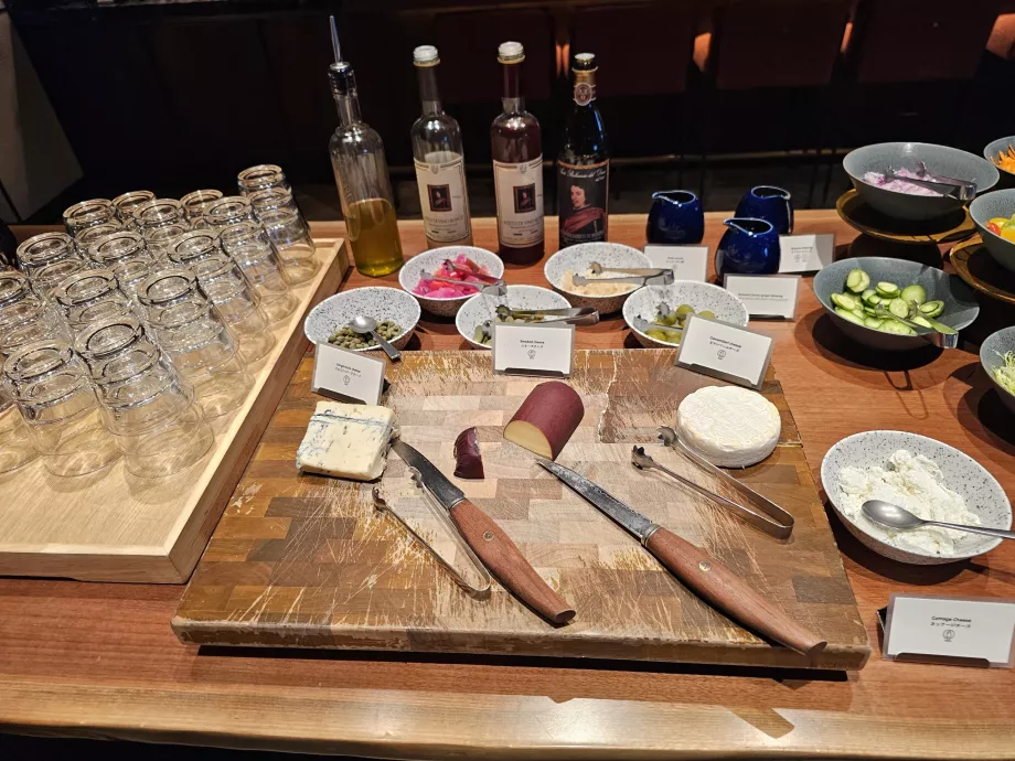 Сніданок - сир, оливки та олії