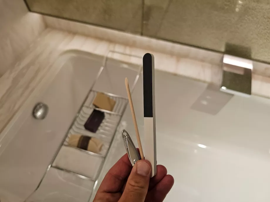 Пилка та кусачки для нігтів