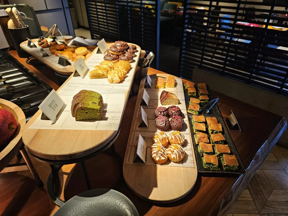 Сніданок - солодка випічка