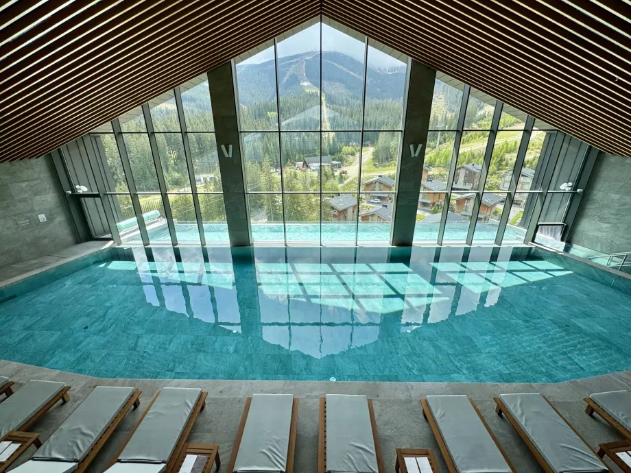 Басейн у готелі Swissotel Damin Jasna