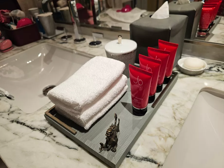 Шампуні та креми Jo's в номері