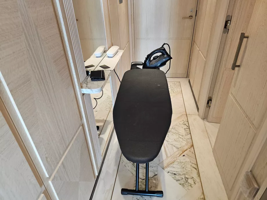 Прасувальна дошка в номері