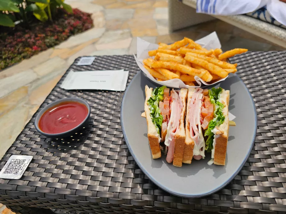 Перекус біля басейну готелю