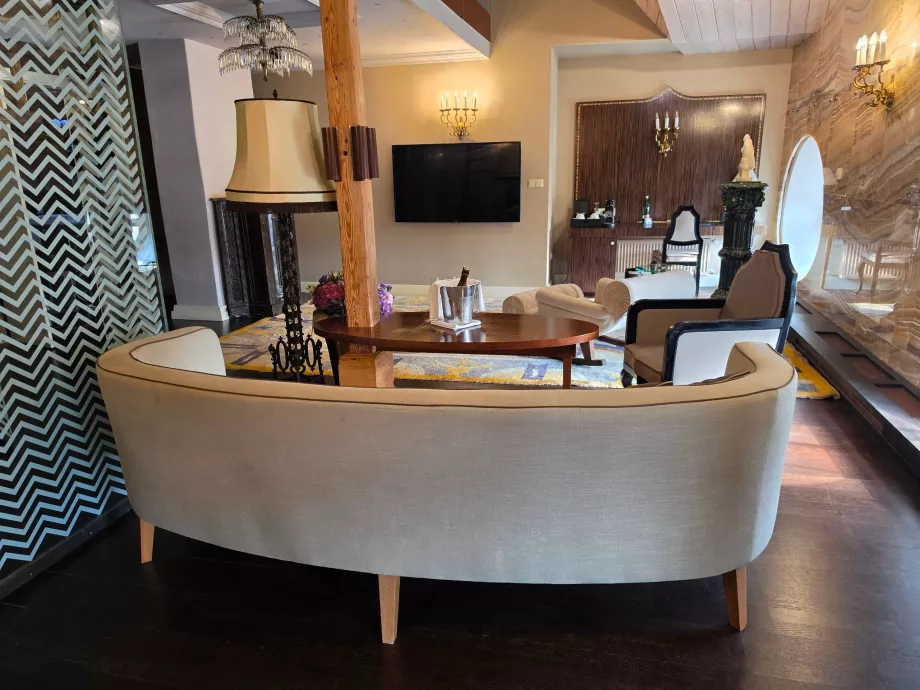 Вітальня в номері «Onyx Tower Suite»