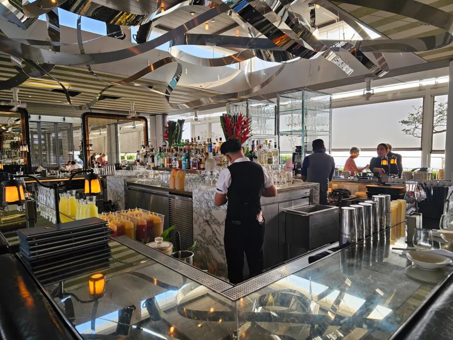 Сніданок у Spago Bar