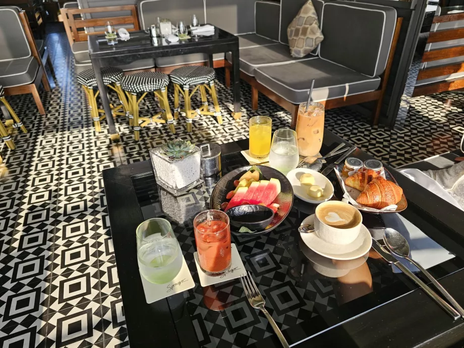 Сніданок у Spago Bar