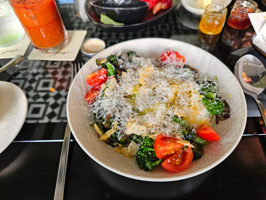 Сніданок у Spago Bar