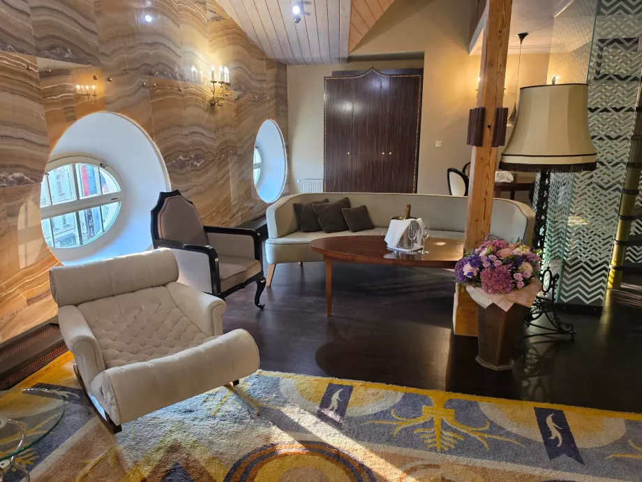 Вітальня в номері «Onyx Tower Suite»