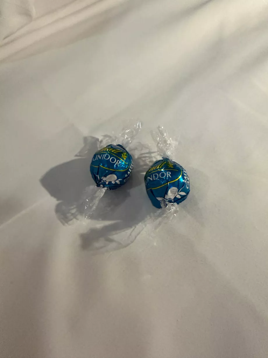 Шоколадні цукерки Lindor, що подаються до вечірнього чаю