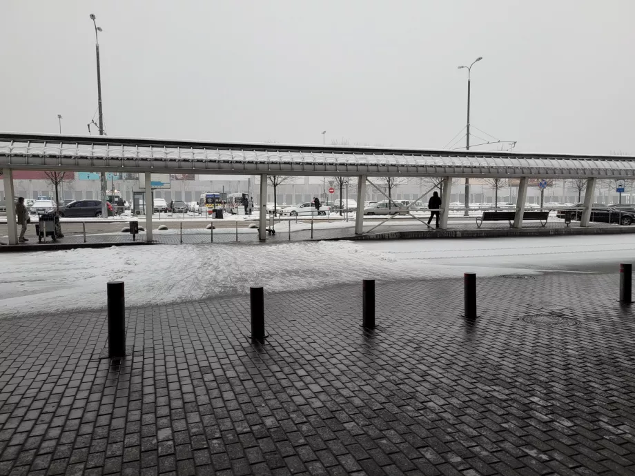 Вид на тролейбусну зупинку з виходу з терміналу (під першим навісом)