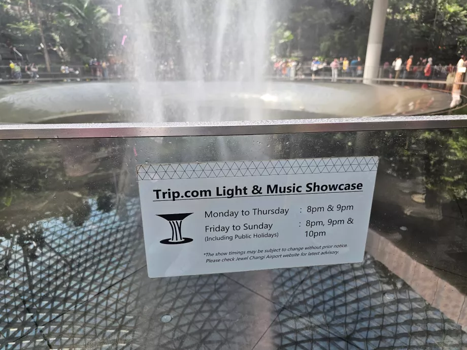 Час світлового шоу на водоспаді в Джуелі