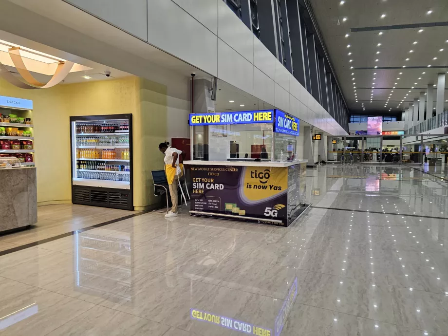Магазин сім-карт у залі міжнародних прильотів
