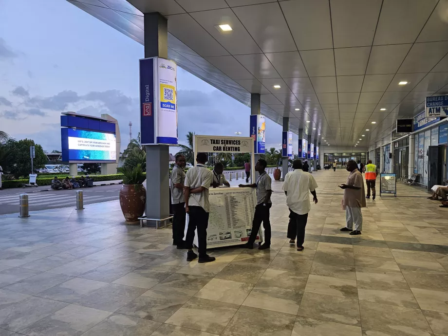 Таксі біля залу міжнародних прильотів