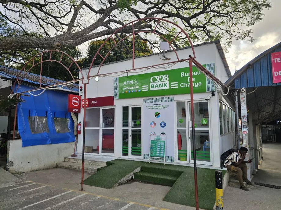 Банкомат перед Терміналом 2