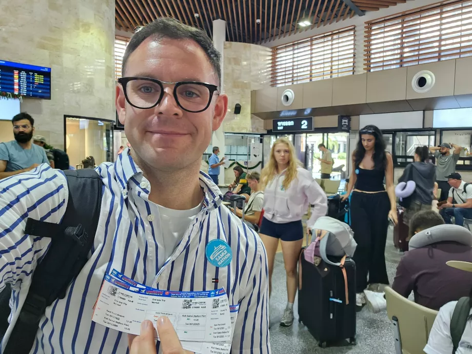 Я з квитками на автобус + катер на Самуї