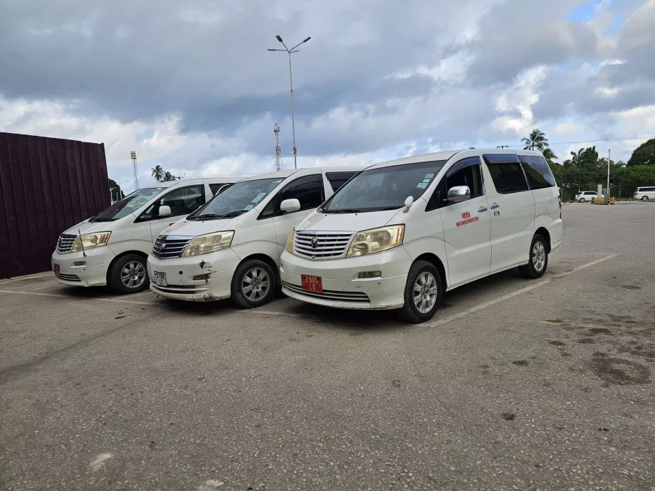 Таксі перед Терміналом 2