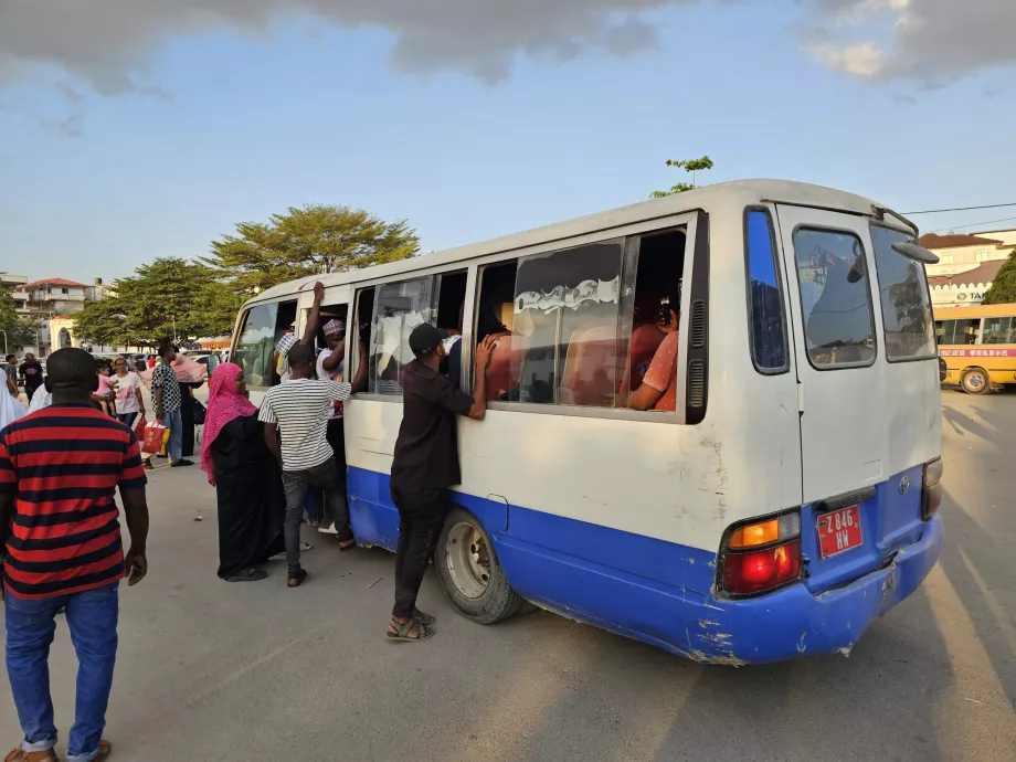 Переповнений автобус дав