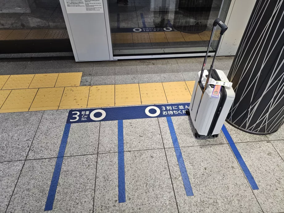 Вхід у метро - знаки черги